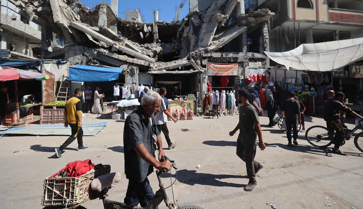 ধ্বংসস্তূপের মধ্যেই জীবনযাপন শুরু করেছেন গাজাবাসী। ছবি: সংগৃহীত।