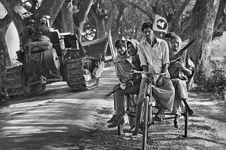 ১৯৭১ সালের বাংলাদেশের মুক্তিযুদ্ধ এবং শরণার্থী শিবিরের সেই হাহাকার তিনি তাঁর লেন্সে বন্দি করেছিলেন। ছবি: রঘু রাই