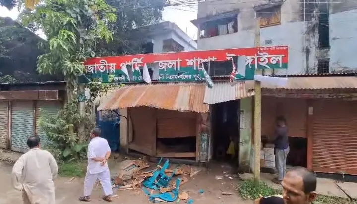 টাঙ্গাইলে জাতীয় পার্টির কার্যালয়ে ভাঙচুর। সংগৃহী ছবি