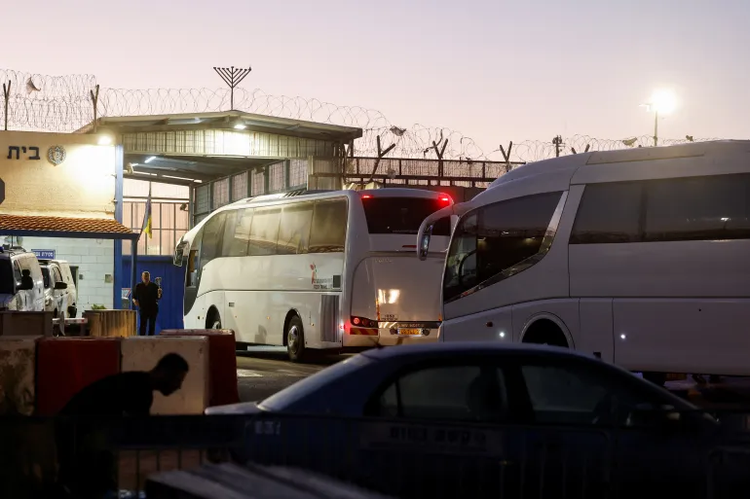 ইসরায়েলি কারাগারে পৌঁছেছে রেডক্রসের বাস