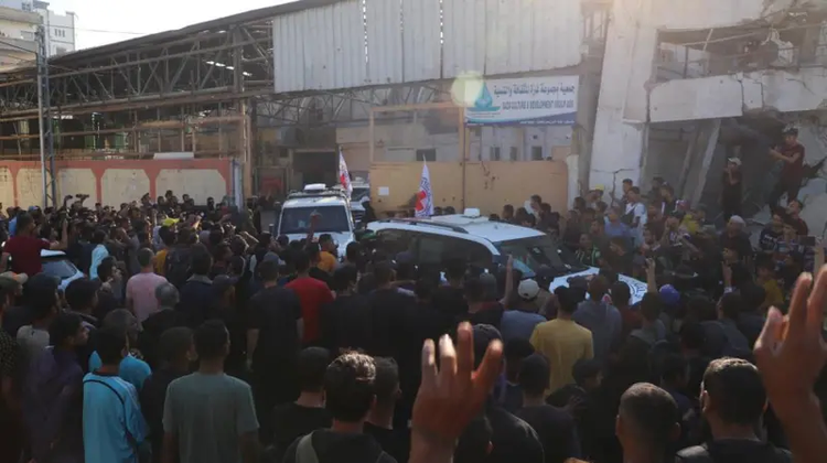 গাজায় রেডক্রসের গাড়ি। বিবিসি বলছে, নিশ্চিত না হওয়া গেলেও ধারণা করা হচ্ছে এই গাড়িতে ইসরায়েলি বন্দি থাকতে পারেন।