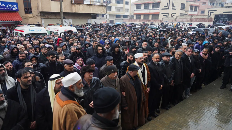 ২৭ ডিসেম্বর আলাউয়ি সম্প্রদায়ের মসজিদে বিস্ফোরণে নিহত বেশ কয়েকজনের জানাজার জন্য শোকাহতরা জড়ো হয়েছেন। ছবি : রয়টার্স