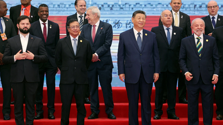 চায়না-সেলাক ফোরামের উদ্বোধনী মঞ্চে চিনা প্রেসিডেন্ট শি জিনপিংয়ের সঙ্গে লাতিন আমেরিকার শীর্ষ নেতারা। ছবি: সংগৃহীত