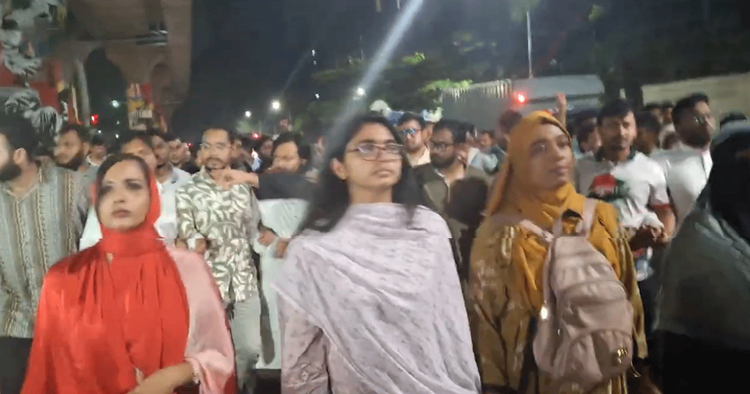 নুরুর ওপর হামলার ঘটনায় এনসিপি নেতাকর্মীদের বিক্ষোভ। ছবি: সংগৃহীত