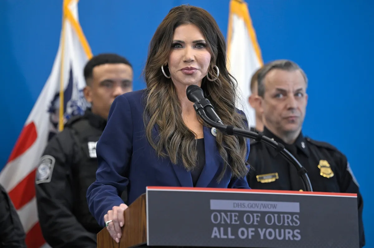 ক্রিস্টি নোয়েমের পোডিয়ামে লেখা, "ওয়ান অফ আওয়ার্স, অল অফ ইওরস"। ছবি: সংগৃহীত