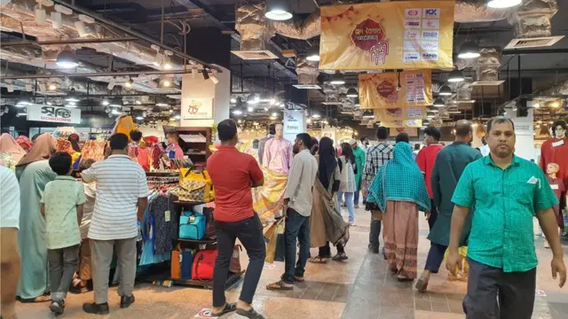 অনেক ক্রেতাই মনে করেন, পোশাক কেনার ক্ষেত্রে অফলাইন শপিংয়ের আলাদা সুবিধা আছে। বিবিসি থেকে নেওয়া ছবি