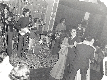 ‘আন্ডারগ্রাউন্ড পিস লাভারস’ ব্যান্ড পারফর্ম করছে। ব্যান্ডের ফেসবুক পেজ থেকে নেওয়া ছবি