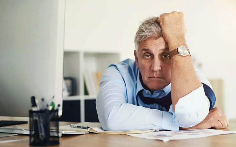 বিশ্বব্যাপী এই 'মিড ক্যারিয়ার ক্রাইসিস' দেখা যায়। সংগৃহীত ছবি