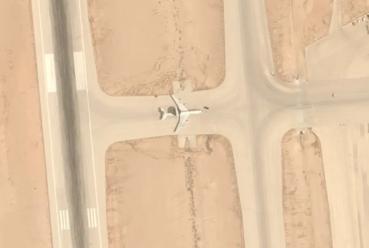 ১১ মার্চ ২০২৬ সৌদি আরবের প্রিন্স সুলতান বিমানঘাঁটিতে মার্কিন বিমানবাহিনীর ই-৩ সেন্ট্রি এয়ারবর্ন ওয়ার্নিং অ্যান্ড কন্ট্রোল সিস্টেম বিমান দেখা যাচ্ছে। ছবি: এয়ারবাস