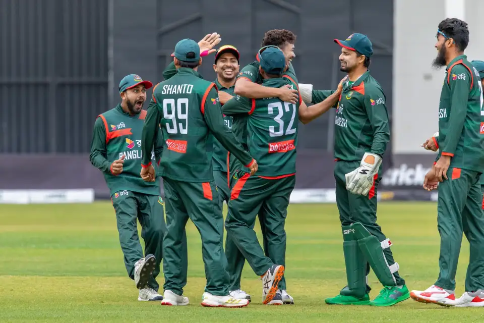 নাহিদের ক্যারিয়ার সেরা বোলিংয়ে ১৪১ রানেই গুটিয়ে গেল জিম্বাবুয়ে