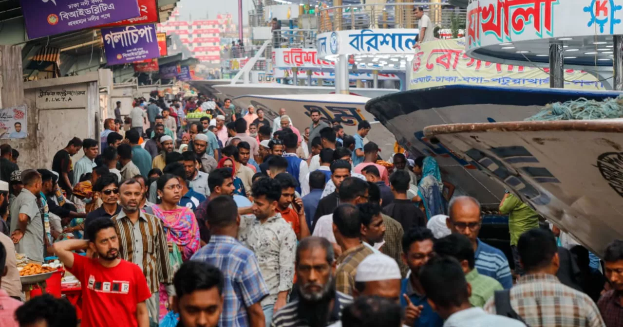 ঈদের ছুটি শুরু, ঢাকা ছাড়ছেন লাখো মানুষ