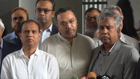 দুপুরে সচিবালয়ে সাংবাদিকদের সঙ্গে কথা বলেন প্রধানমন্ত্রীর কার্যালয়ের মুখপাত্র মাহ্দী আমিন। সংগৃহীত ছবি