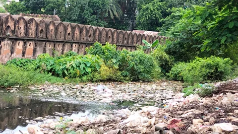 সোনাকান্দা দুর্গের দেয়াল ঘেঁসে জমে থাকা ময়লার স্তূপ। সংগৃহীত ছবি