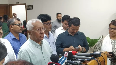 গণমাধ্যমের সঙ্গে কথা বলছেন নির্বাচন কমিশন (ইসি) সচিবালয়ের সচিব আখতার আহমেদ। সংগৃহীত ছবি