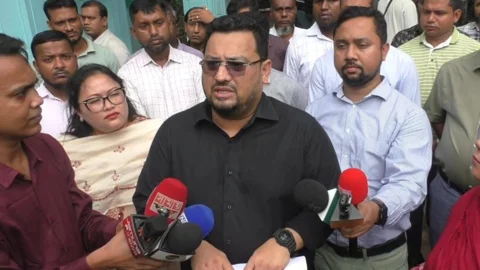 পরিদর্শন শেষে সাংবাদিকদের সঙ্গে কথা বলেন ভূমি ও পার্বত্য চট্টগ্রাম বিষয়ক প্রতিমন্ত্রী মীর মোহাম্মদ হেলাল উদ্দীন। সংগৃহীত ছবি