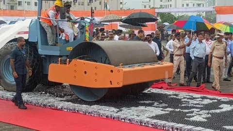 পশ্চিমবঙ্গে জব্দ বিপুল পরিমাণ ফেনসিডিল ধ্বংসের কার্যক্রমে অংশ নিচ্ছেন মুখ্যমন্ত্রী শুভেন্দু অধিকারী। ছবি: সংগৃহীত 