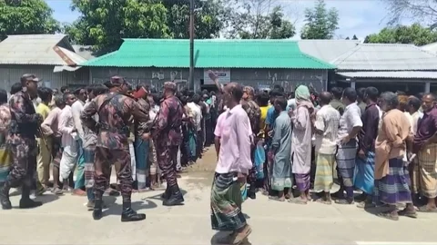 সার সংকট ও বিতরণে অনিয়মের প্রতিবাদে জেলার বিভিন্ন স্থানে সড়ক অবরোধ, বিক্ষোভ ও হট্টগোলের ঘটনা ঘটেছে। সংগৃহীত ছবি