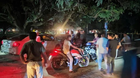 চাঁপাইনবাবগঞ্জে ছাত্রদল নেতার মোটরসাইকেল আটকের জেরে পুলিশ কার্যালয় ঘেরাও। সংগৃহীত ছবি