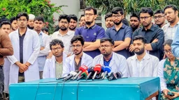 চার দাবিতে কর্মবিরতিতে শহীদ জিয়াউর রহমান মেডিকেলের ইন্টার্ন চিকিৎসকেরা
