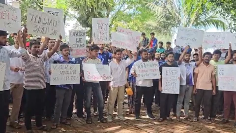 চুয়েটে উপাচার্য পদে অধ্যাপক সায়েমকে পুনর্বহালের দাবিতে তৃতীয় দিনের মতো সর্বাত্মক শাটডাউন কর্মসূচি পালন করছেন শিক্ষার্থীরা। ছবি: সংগৃহীত