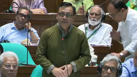 জাতীয় সংসদে কথা বলছেন বাণিজ্যমন্ত্রী খন্দকার আব্দুল মুক্তাদির। ভিডিও থেকে নেওয়া ছবি