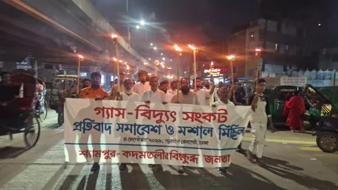 জুরাইনে গ্যাস-বিদ্যুৎ সংকট সমাধানের দাবিতে মশালমিছিল। সংগৃহীত ছবি