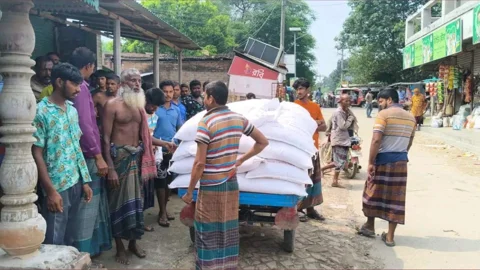 ঝিনাইদহে পাচারের সময় জব্দকৃত সার। ছবি: সংগৃহীত