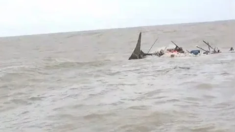 ট্রলারডুবি। ফাইল ছবি 