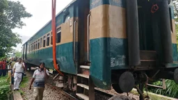 নাটোরে পাত ভাঙার পর রাজশাহীতে ট্রেন লাইনচ্যুত, দুপুর পর্যন্ত ভোগান্তি