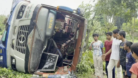 দুর্ঘটনাকবলিত বাস। সংগৃহীত ছবি