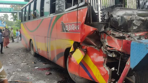 ফেনীতে বিকল কাভার্ড ভ্যানকে বাসের ধাক্কা, নিহত ৩