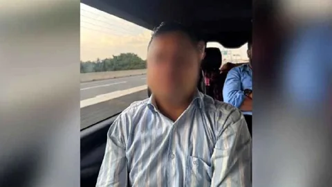 প্রধানমন্ত্রীর এপিএসের নামে ভুয়া ফেসবুক অ্যাকাউন্ট দিয়ে প্রতারণার দায়ে গ্রেপ্তার ব্যক্তিকে আদালতে হাজির করে রিমান্ডে নেয় পুলিশ। ছবি: সংগৃহীত