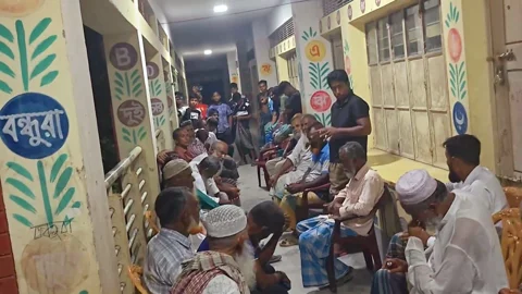 ফরিদপুরের আলফাডাঙ্গায় রফিক শেখের পরিবারকে সমাজচ্যুত করার অভিযোগে অনুষ্ঠিত শালিস-বৈঠক। সংগৃহীত ছবি