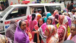 ‘হামার কষ্ট দূর করতে ব্যাটাটা চাকরির গেছিল, কপালে সইল না’