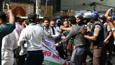 ইসলামী ব্যাংক থেকে চাকরিচ্যুত কর্মকর্তা-কর্মচারী ও গ্রাহক ফোরামের সদস্যদের মধ্যে পাল্টাপাল্টি ধাওয়ার ঘটনা ঘটেছে। সংগৃহীত ছবি 