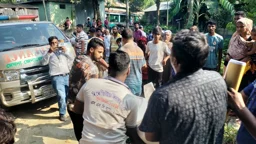 ঘরে প্রবাসীর ঝুলন্ত লাশ, পাশে স্ত্রী-শিশু সন্তানের নিথর দেহ 