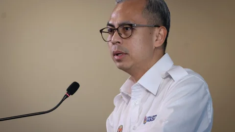 বাংলাদেশি কর্মী নেওয়ার বিষয়ে সংবাদ সম্মেলনে কথা বলেন মালয়েশিয়ার তথ্যমন্ত্রী। ছবি: সংগৃহীত 