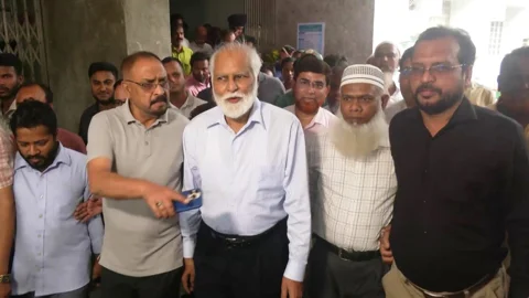 মমেক হাসপাতাল পরিদর্শনে আসেন দুর্যোগ ব্যবস্থাপনা ও ত্রাণ প্রতিমন্ত্রী এম ইকবাল হোসেইন। স্ট্রিম ছবি  