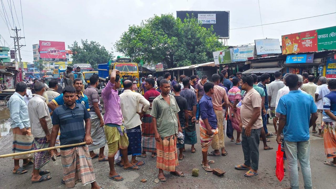 রাজশাহীর পুঠিয়ায় সারের দাবিতে মহাসড়ক অবরোধ করেন কৃষকেরা। স্ট্রিম ছবি