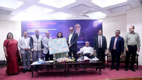 ঢাকা বিশ্ববিদ্যালয়ে প্রধানমন্ত্রীর অর্থ ও পরিকল্পনা উপদেষ্টা অধ্যাপক রাশেদ আল মাহমুদ তিতুমীরকে সংবর্ধনা দেওয়া হয়। ছবি: সংগৃহীত