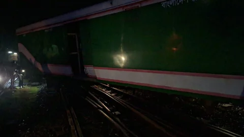 লাইনচ্যুত কুড়িগ্রাম আন্তঃনগর এক্সপ্রেস। ছবি: সংগৃহীত