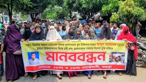 শজিমেক ইন্টার্ন চিকিৎসকদের বিচারের দাবিতে মানববন্ধন। ছবি: সংগৃহীত