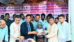 শাহবাগের ফুটপাত ছেড়ে প্রধানমন্ত্রীর দেওয়া নতুন ঘরে গোলাপি বেগম