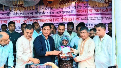 গোলাপি বেগমের কাছে বাড়ির চাবি হস্তান্তর করেন বিমান পরিবহন ও পর্যটনমন্ত্রী। সংগৃহীত ছবি