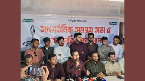 পটুয়াখালী এনসিপির জেলা শাখা আয়োজিত সাংগঠনিক সমন্বয় সভায় কথা বলছেন এনসিপির কেন্দ্রীয় মুখ্য সংগঠক সারজিস আলম। ছবি: সংগৃহীত