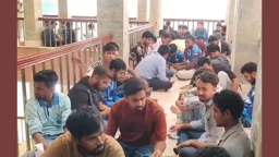 চেয়ারম্যানের অপসারণ দাবিতে শিক্ষার্থীদের অনশন