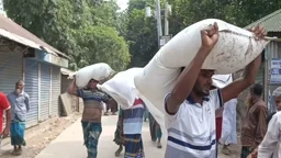 কুড়িগ্রামে দীর্ঘ অপেক্ষার পর ডিলারের গুদাম ভেঙে বস্তা সার নিয়ে গেলেন কৃষকেরা