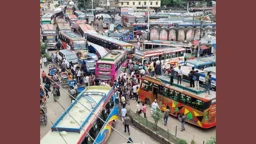 বরিশালে অটোরিকশাচালক ও বাস মালিকদের দ্বন্দ্বে ১৭ রুটে যান চলাচল বন্ধ, ভোগান্তি