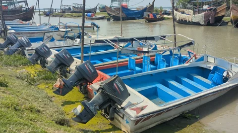 দিনে চললেও সন্ধ্যার পর রাঙ্গাবালীতে বন্ধ থাকে নৌযান চলাচল। স্ট্রিম ছবি 