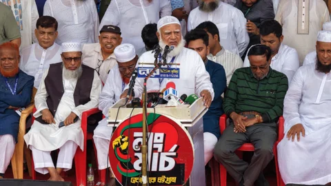 ফেনীতে পথসভায় বক্তব্য দেন বিরোধী দলীয় নেতা ডা. শফিকুর রহমান। স্ট্রিম ছবি
